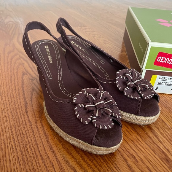 Wonen’s Brien Wedge Sandal with Flower, Size: 9, Brand: Naturalizer - Picture 3 of 3